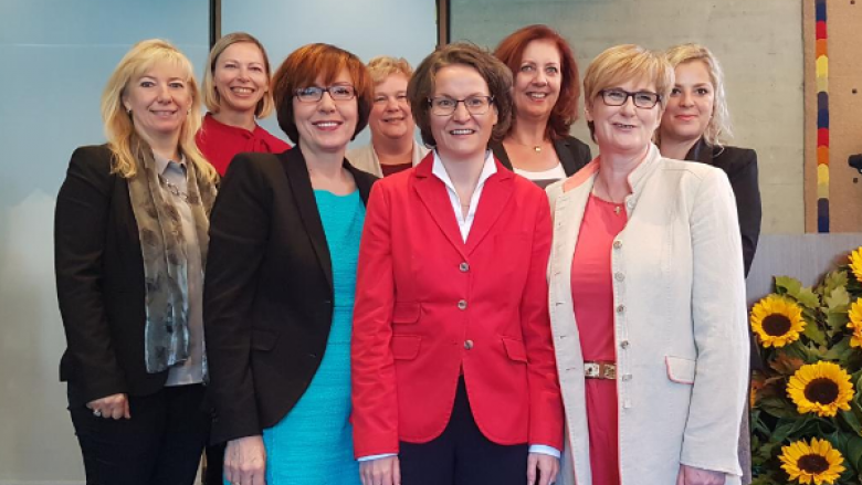 Die Frauen Union Wesseling mit ihrer Landesvorsitzenden der Frauen-Union Nordrhein-Westfalen, Ines Scharrenbach (Bildmitte).