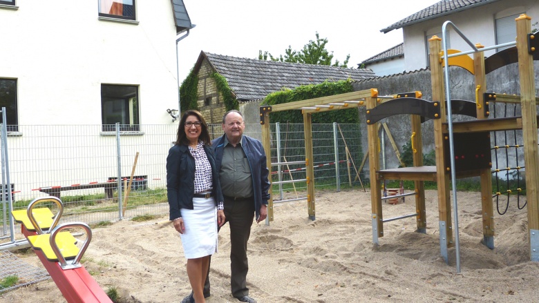 CDU Ratsfrau Giovanna Keilhau (li.) und CDU Fraktionsvorsitzender Manfred Rothermund (re.) am neuen Spielplatz