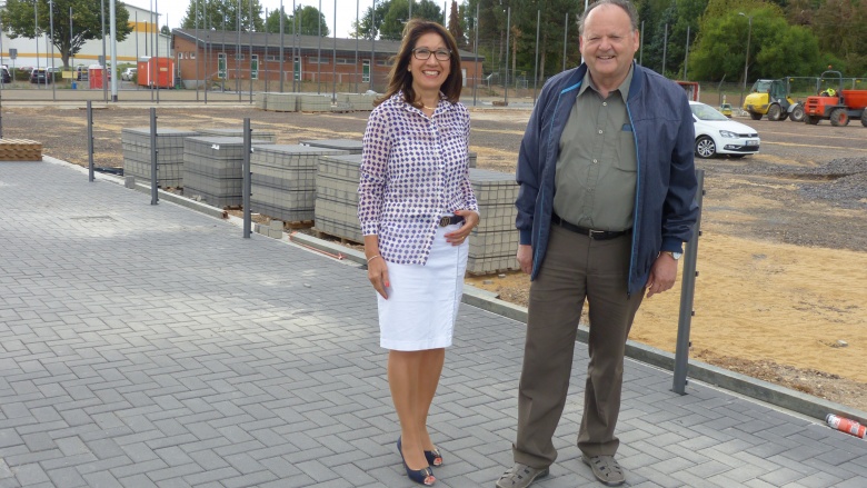 CDU Ratsfrau Giovanna Keilhau (li.) und CDU Fraktionsvorsitzender Manfred Rothermund (re.) am neuen Sportplatz