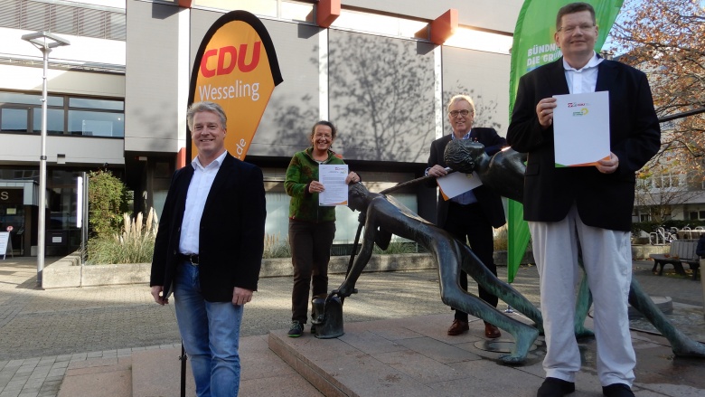 Gruppenfoto der Unterzeichner am Brunnen Rathaus