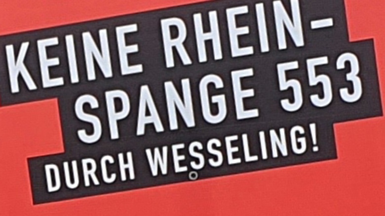 Bildausschnitt: Teil des Protestplakates der Bürgerinitiative gegen eine Brücke in Wesseling und Urfeld. 